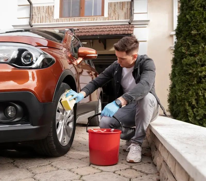 Lavage auto à domicile Vétheuil : professionnel intervenant sur un véhicule